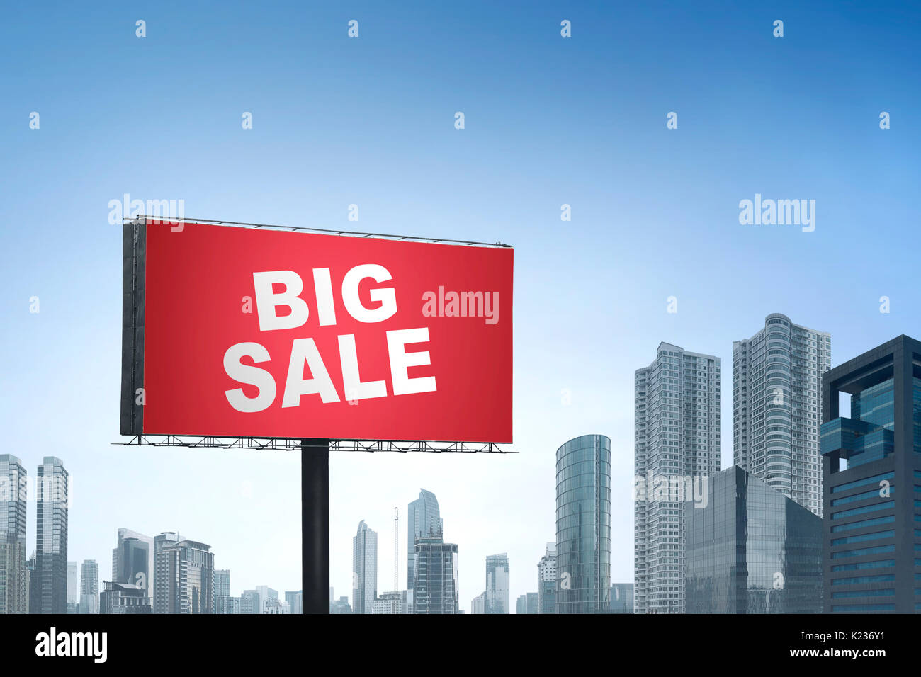 Grandes ventas en Black Friday en billboard anuncio sobre la ciudad Foto de stock