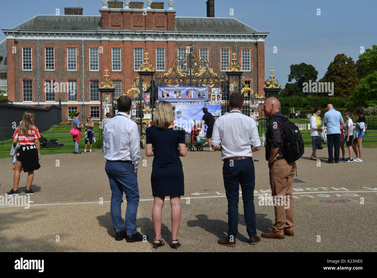 El palacio de Kensington, Londres, Reino Unido. 29 de agosto de 2017. los homenajes son colocadas fuera del Palacio de kensington para el 20º aniversario de la muerte de la princesa Diana de crédito: Matthew chattle/alamy live news Foto de stock