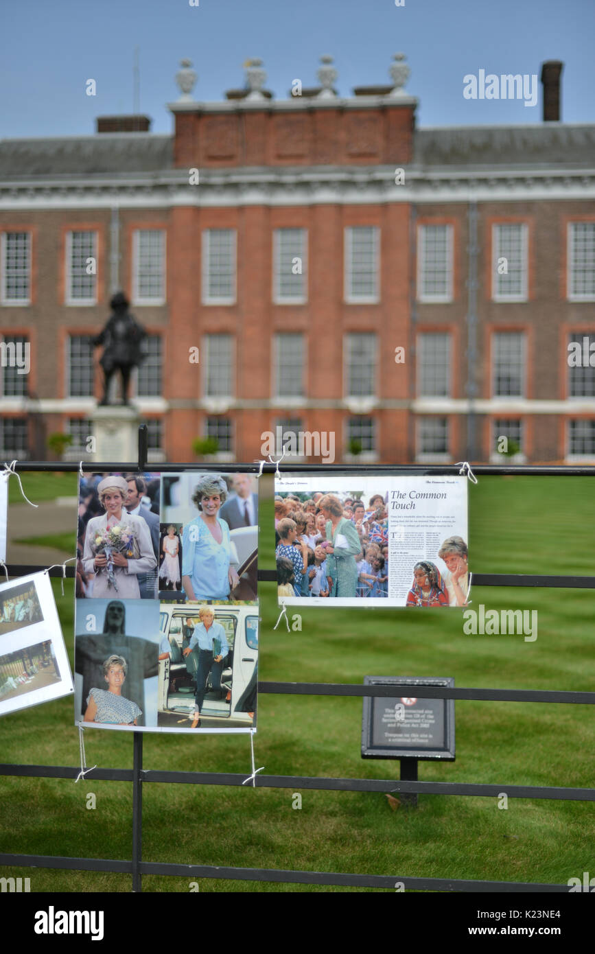 El palacio de Kensington, Londres, Reino Unido. 29 de agosto de 2017. los homenajes son colocadas fuera del Palacio de kensington para el 20º aniversario de la muerte de la princesa Diana de crédito: Matthew chattle/alamy live news Foto de stock