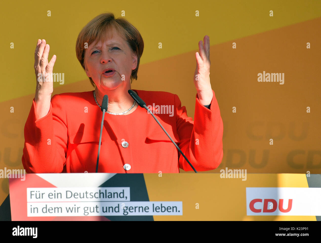 Bitterfeld-Wolfen, Alemania. 29 Aug, 2017. La canciller alemana, Angela Merkel, habla en un evento de campaña electoral de la CDU en Bitterfeld-Wolfen, Alemania, 29 de agosto de 2017. El alemán se celebrarán elecciones generales el 24 de septiembre de 2017. Crédito: dpa picture alliance/Alamy Live News Foto de stock