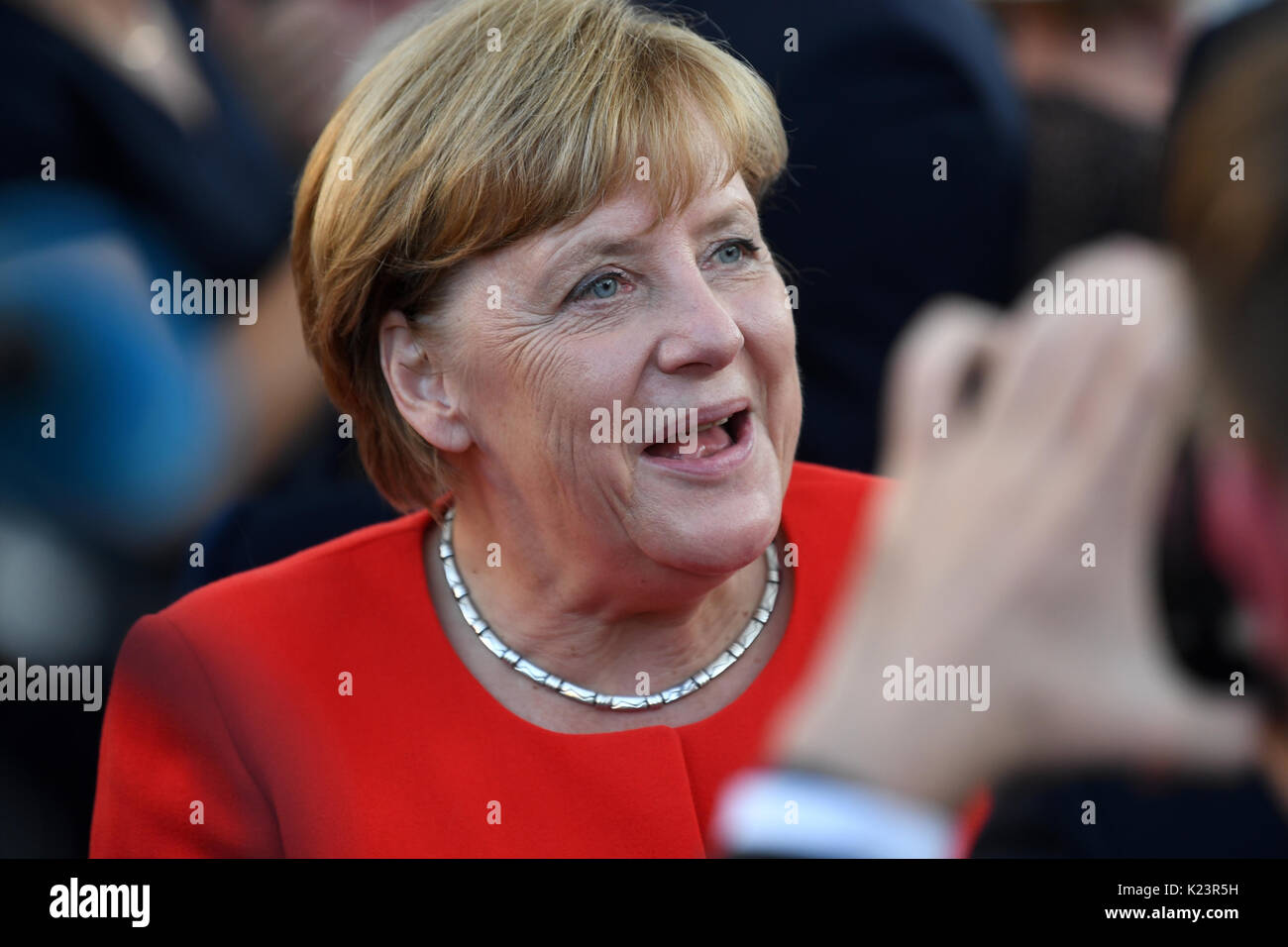 Dpatop - la Canciller alemana, Angela Merkel, llega a un evento de campaña electoral de la CDU en Brandenburg/Havel, Alemania, 29 de agosto de 2017. El alemán se celebrarán elecciones generales el 24 de septiembre de 2017. Foto: Ralf Hirschberger/dpa Foto de stock