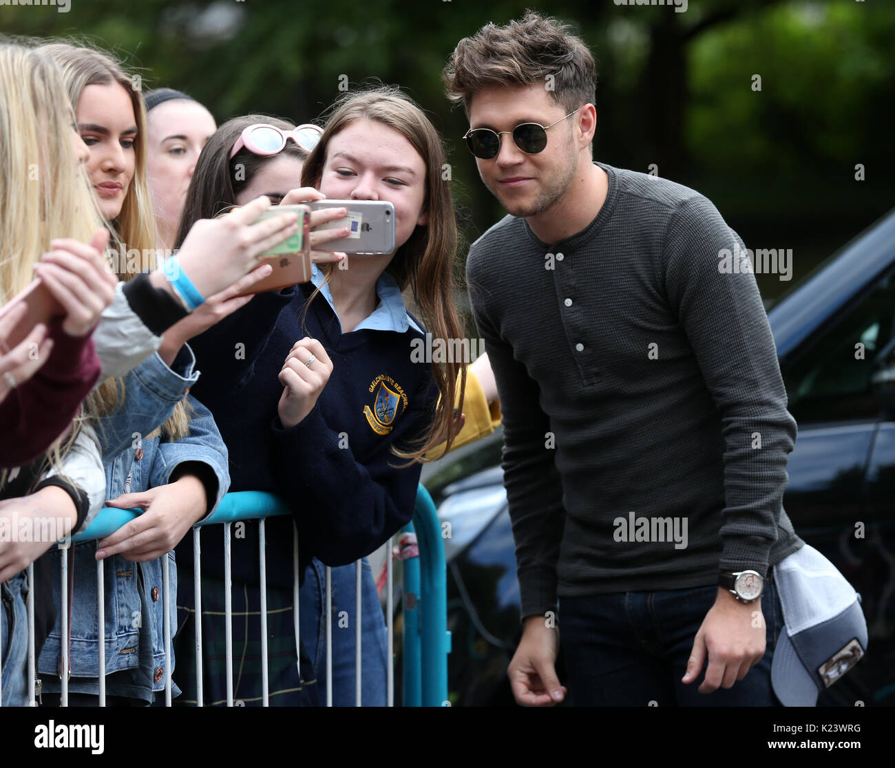 Dublín, Irlanda. El 30 de agosto de 2017. Niall Horan paradas para tomar  selfies con ventiladores como se llega al centro de la Radio RTE en Dublín,  donde realizó un concierto íntimo