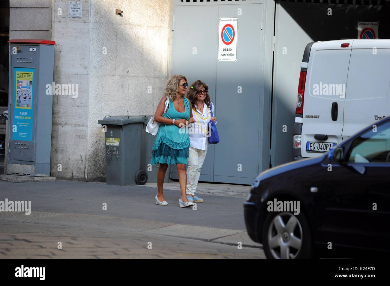 Milán, Patrizia Reggiani regresa de las vacaciones Patrizia Reggiani, después de haber tomado su cárcel por más de 16 años de cárcel por el asesinato de su marido, Maurizio Gucci en 1995 y por el que fue condenada a 26 años por primera vez 'El año que ella podría pasar sus vacaciones gratis para ella. Hoy ha aparecido en el centro en la tarde para una caminata, Patrizia Reggiani que ahora comienza a sentir el peso de los años y algún físico acacia, decide parar en un bar de via Manzoni para tomar un aperitivo, junto con su amigo, quien mantiene el brazo por todo el recorrido, paso por Foto de stock