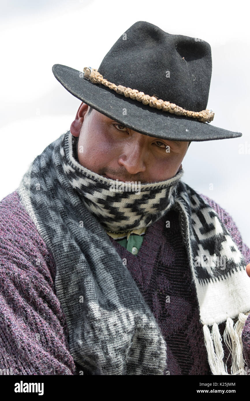 El 10 de junio de 2017, Ecuador Toacazo: acercamiento de un indígena cowboy vistiendo un shal en la fría mañana de la altitud de los Andes Foto de stock
