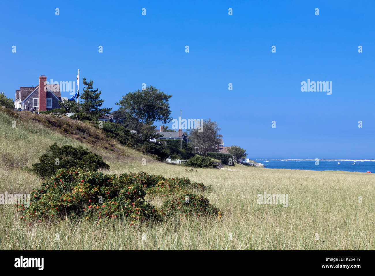 Casas en la orilla de la playa del Faro en Chatham, Massachusetts, en Cape Cod, EE.UU. Foto de stock