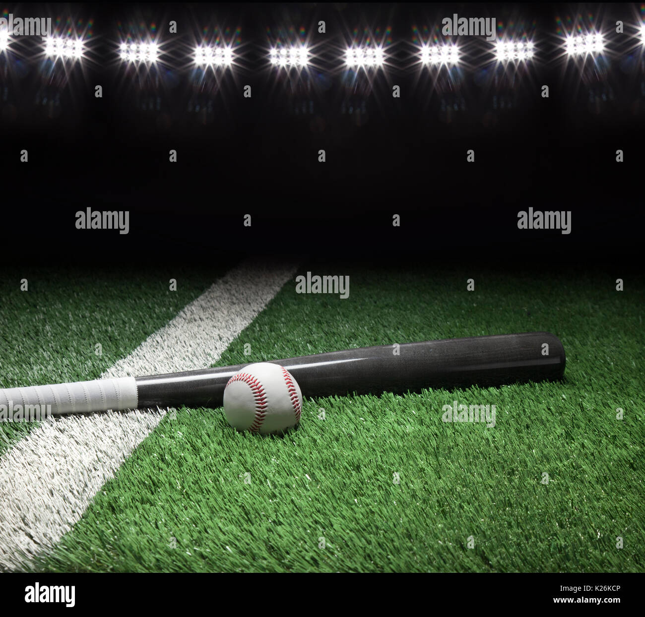 Gray bate de béisbol y la bola en campo con raya blanca y luces de estadio Foto de stock