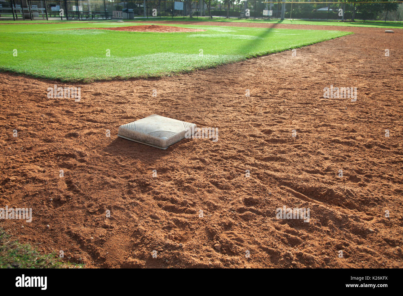 Un campo de béisbol juvenil infield con primera base en primer plano Foto de stock