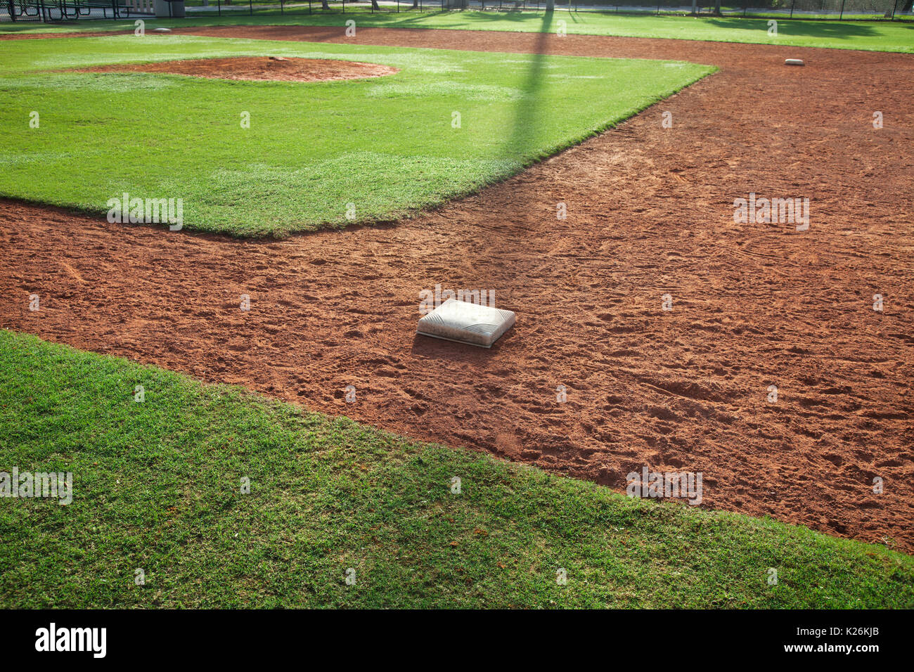 Campo de béisbol juvenil desde primera base en la luz de la mañana Foto de stock