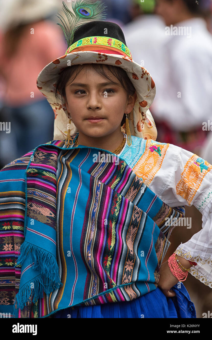 El 17 de junio de 2017, Ecuador: Pujili chica joven indígena en color brillante ropa tradicional desfile en Corpus Christi bailando en la calle Foto de stock