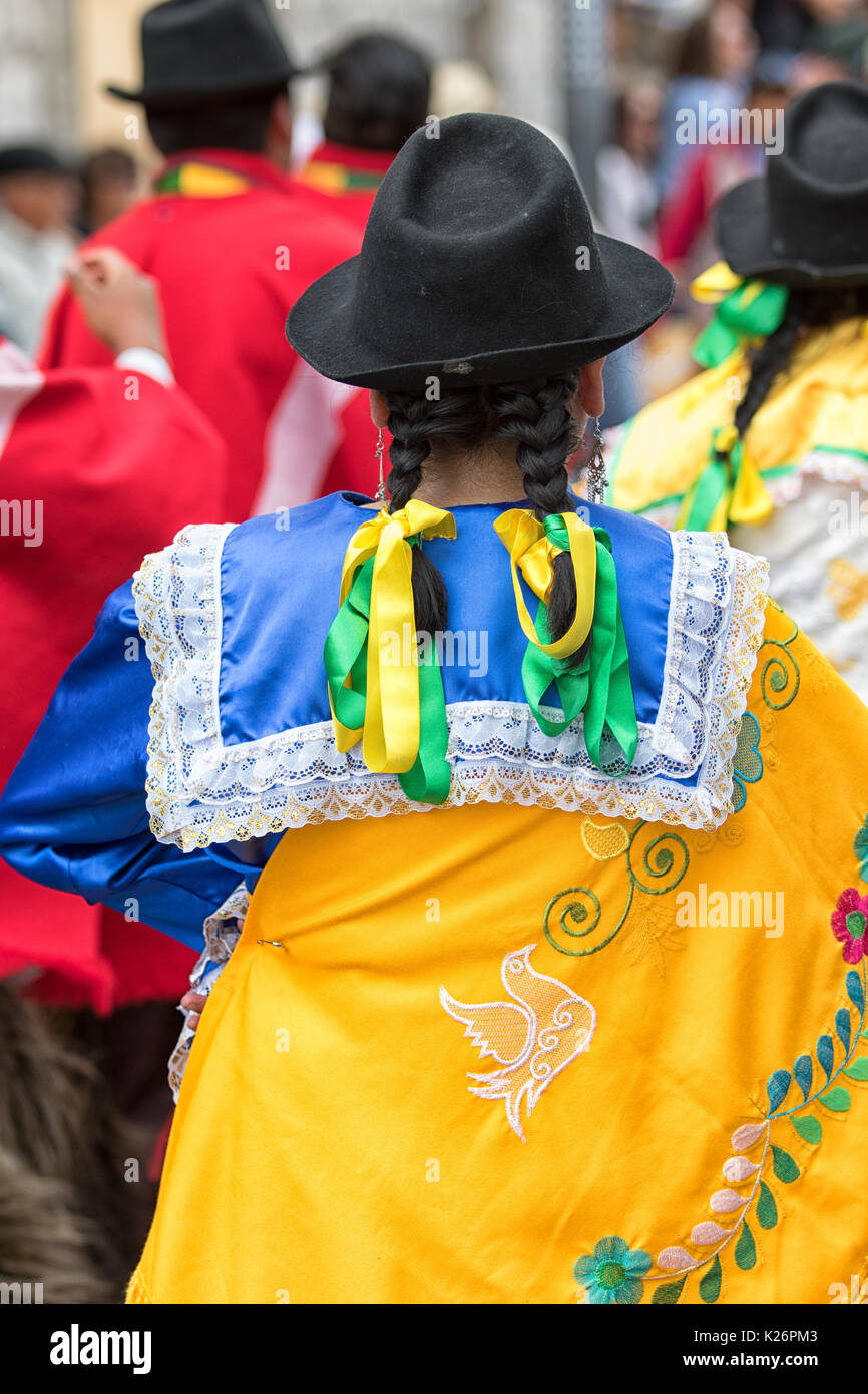 El 17 de junio de 2017, Ecuador Pujili: mujer ropa indígena detalles en el  desfile anual de Corpus Christi en la ciudad andina Fotografía de stock -  Alamy