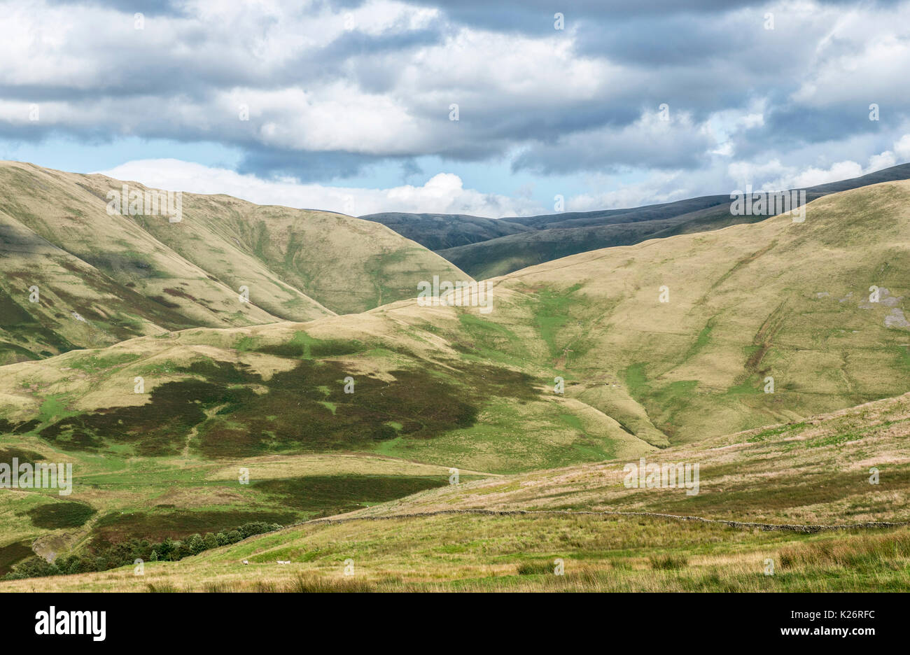 Vista de los Páramos Howgill tal como se ven desde la carretera A6 entre Tebay y Kendal en Cumbria Foto de stock