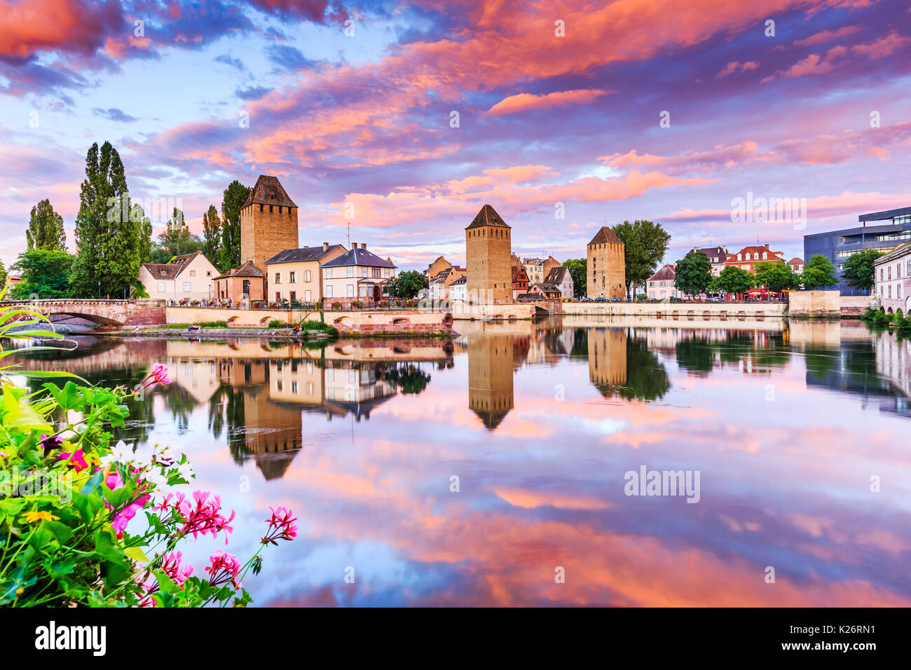 Estrasburgo, Alsacia, Francia. Puente medieval Ponts Couverts y Barrage Vauban. Foto de stock