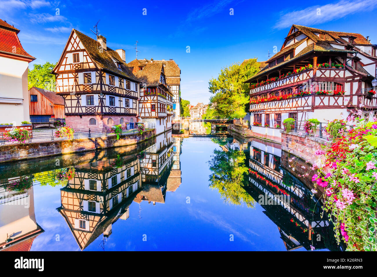 Estrasburgo, Alsacia, Francia. Casas con entramados de madera tradicional de la Petite France. Foto de stock