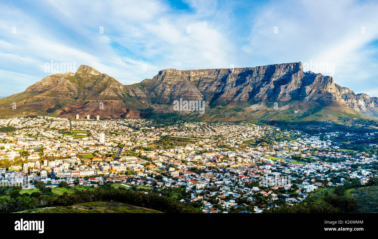 Puesta de sol sobre la Ciudad del Cabo, Table Mountain, diablos, Pico, Lions Head y los Doce Apóstoles. Visto desde la carretera de Signal Hill en Cape Town, Sur un Foto de stock