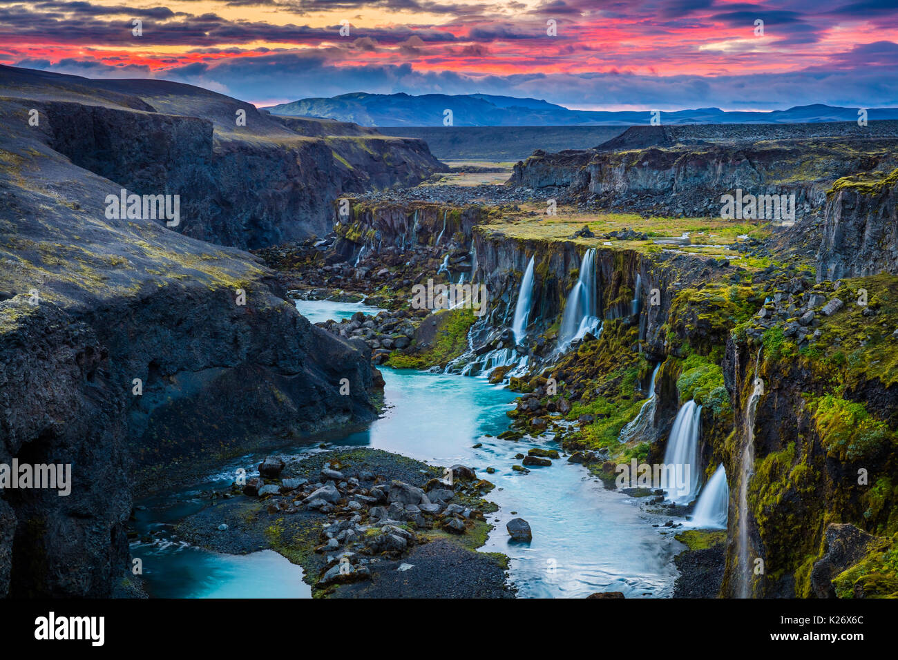 Cañón con múltiples cascadas en la región sur de Islandia Foto de stock