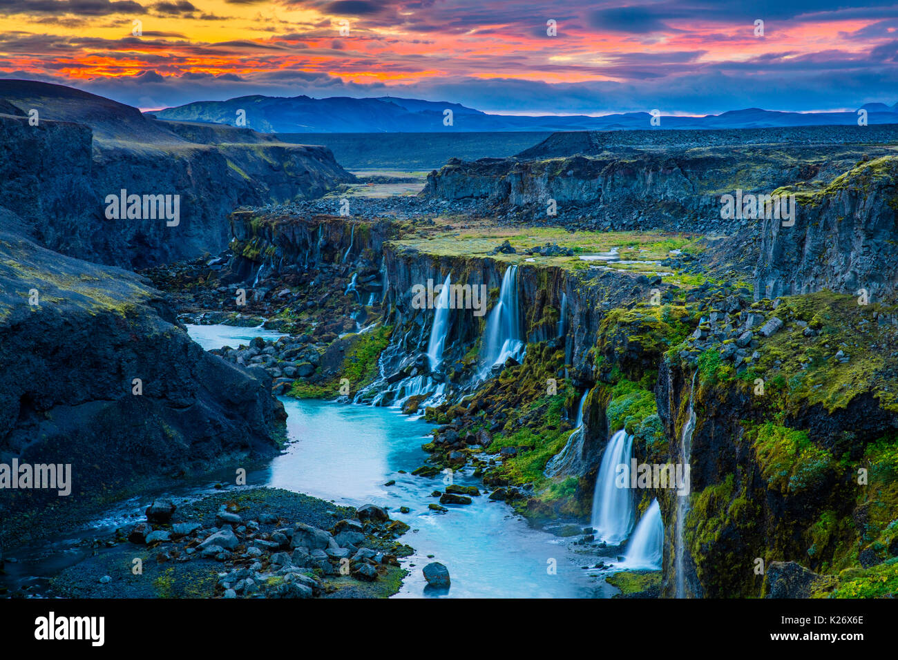 Cañón con múltiples cascadas en la región sur de Islandia Foto de stock