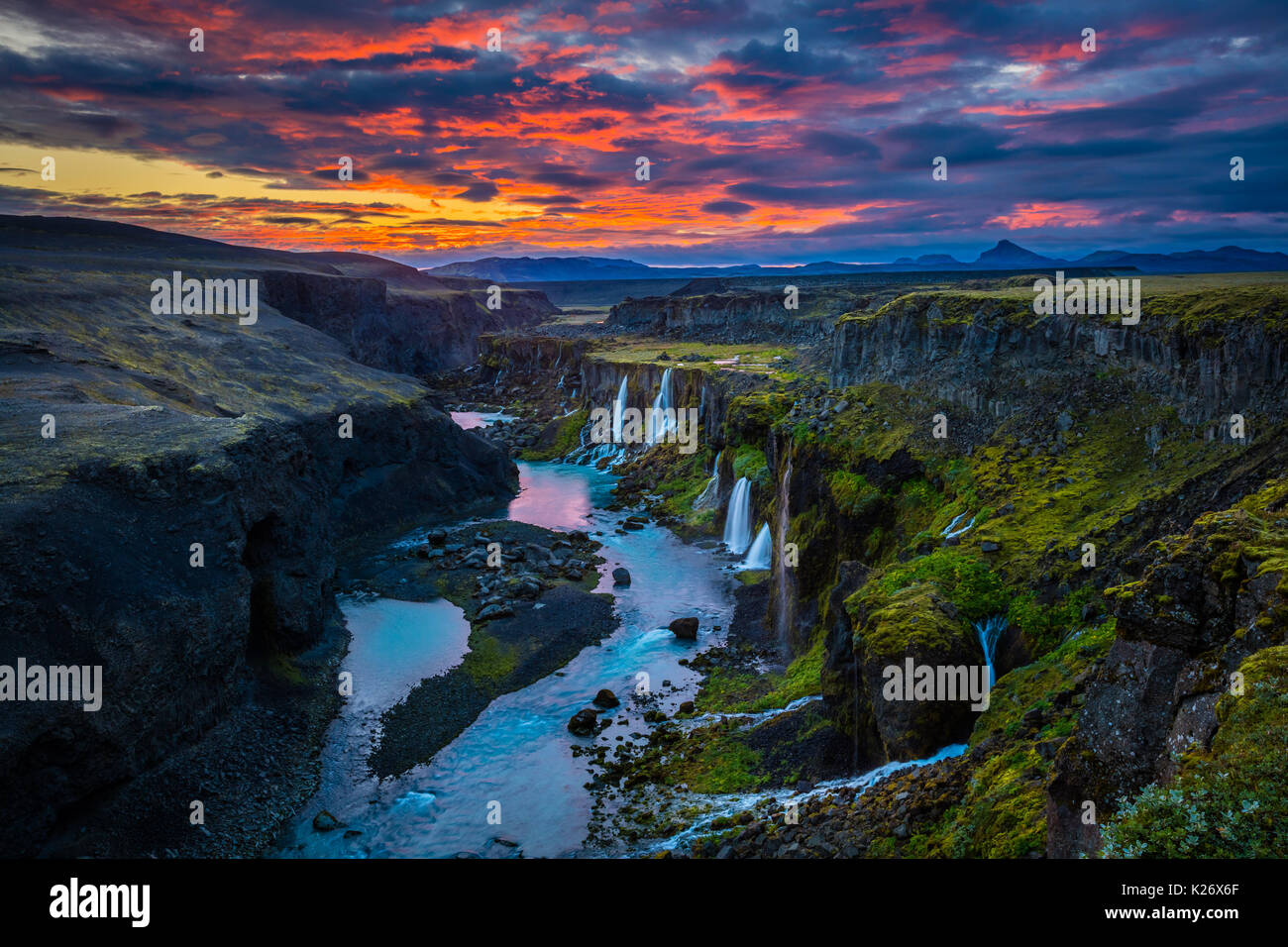 Cañón con múltiples cascadas en la región sur de Islandia Foto de stock