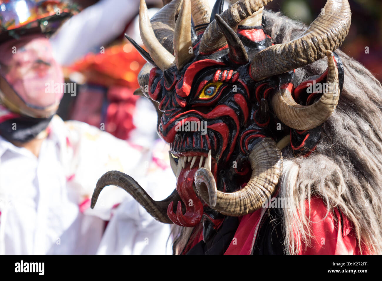 Junio 17, 2017 Pujili, Ecuador: primer plano de un bailarín con coloridos traditiona mascarilla desgastada en el desfile anual del Corpus Christi Foto de stock
