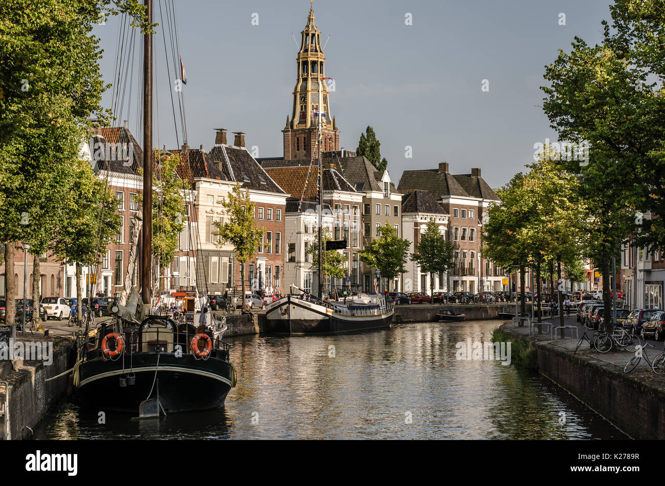 Groningen, Groningen - 22 augusto 2017: Vista sobre el canel en Groningen con el UN-kerk en la espalda Foto de stock