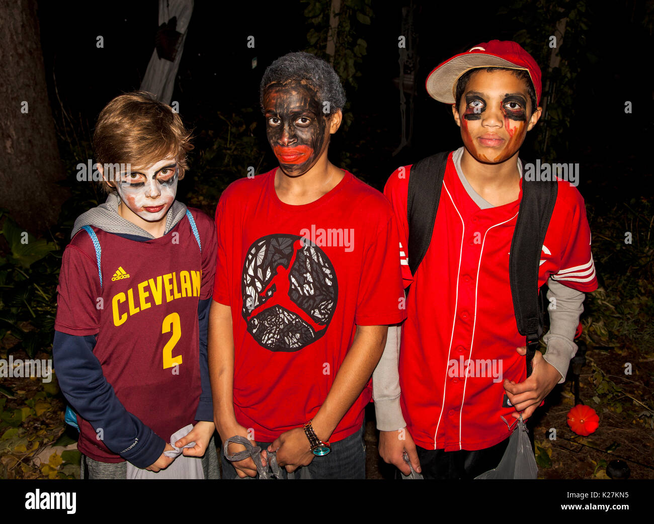 Personas disfrazadas de Halloween para la noche en trajes y sus caras  pintadas. St Paul MN Minnesota EE.UU Fotografía de stock - Alamy