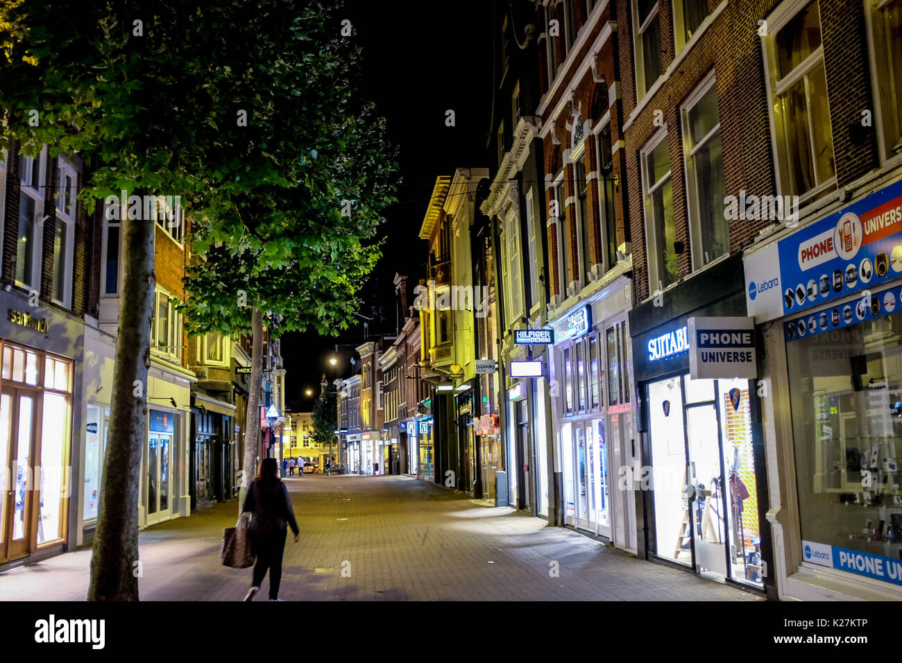 Lugares de interés general en Amsterdam, los Países Bajos, incluida la alimentación, el barrio rojo, los canales, los barcos, los ciudadanos y turistas y la marihuana en 2017. Foto de stock