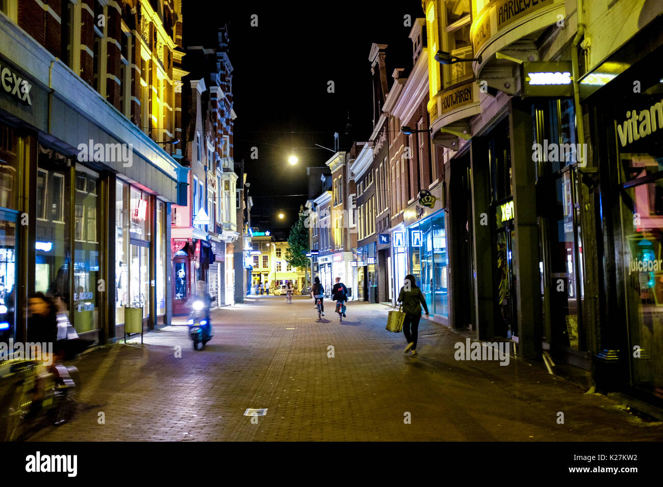 Lugares de interés general en Amsterdam, los Países Bajos, incluida la alimentación, el barrio rojo, los canales, los barcos, los ciudadanos y turistas y la marihuana en 2017. Foto de stock