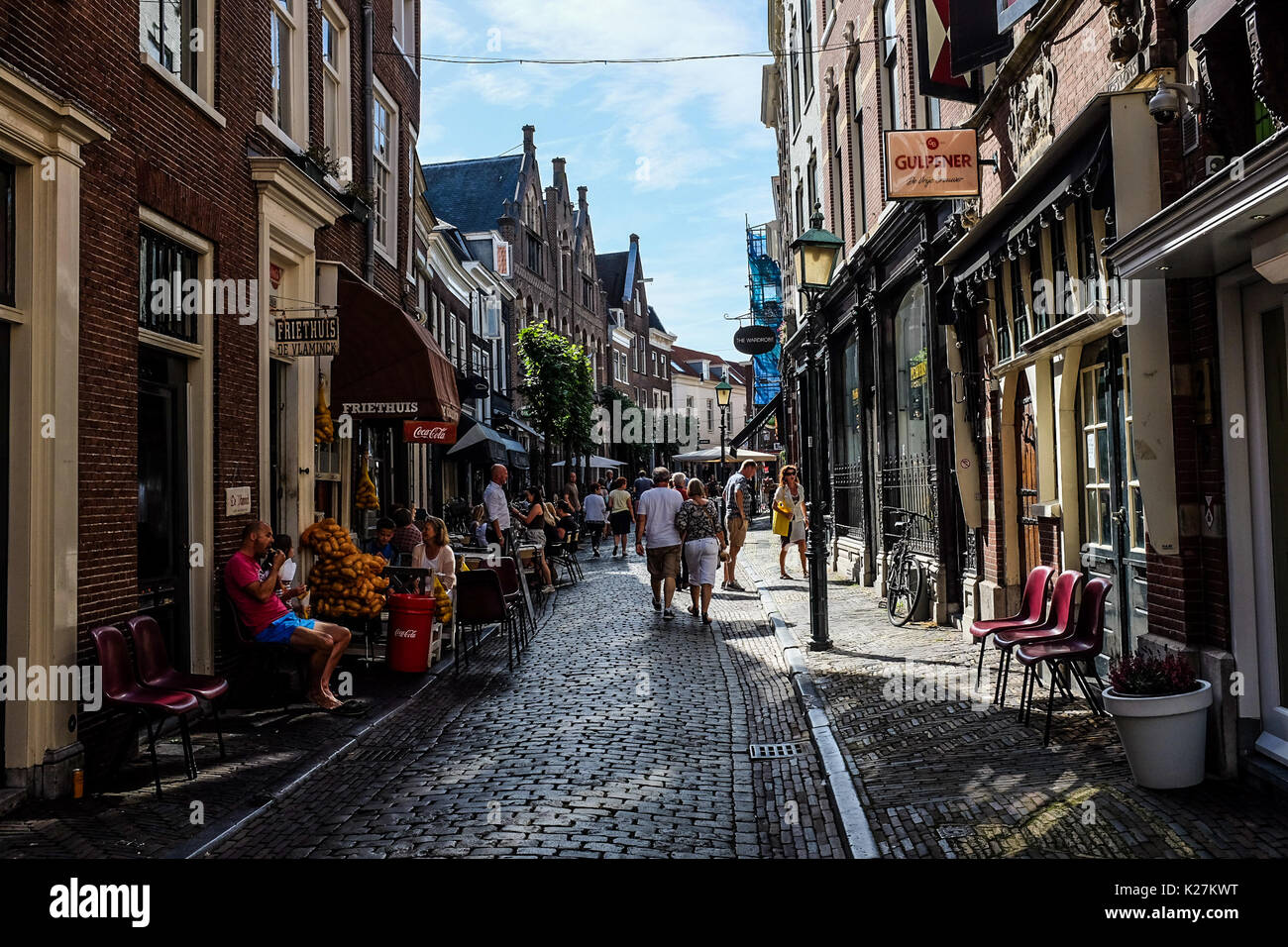 Lugares de interés general en Amsterdam, los Países Bajos, incluida la alimentación, el barrio rojo, los canales, los barcos, los ciudadanos y turistas y la marihuana en 2017. Foto de stock