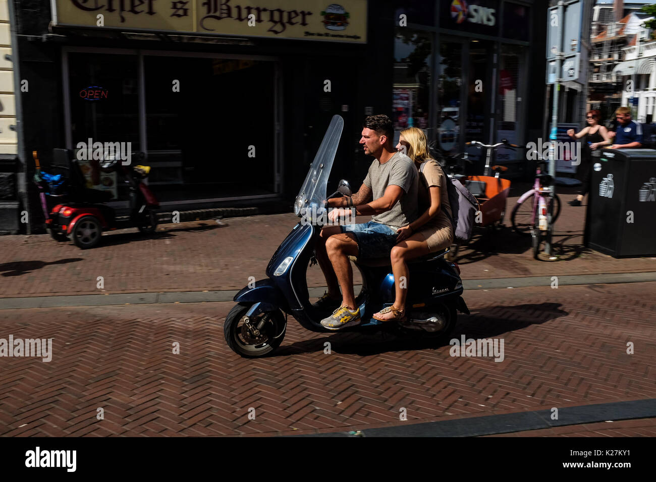 Lugares de interés general en Amsterdam, los Países Bajos, incluida la alimentación, el barrio rojo, los canales, los barcos, los ciudadanos y turistas y la marihuana en 2017. Foto de stock