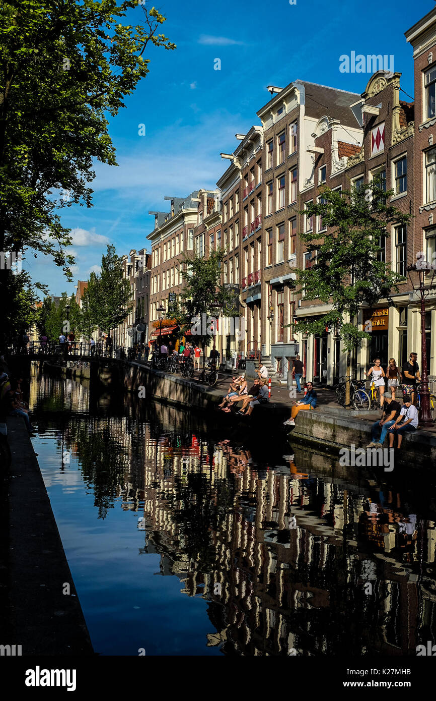 Lugares de interés general en Amsterdam, los Países Bajos, incluida la alimentación, el barrio rojo, los canales, los barcos, los ciudadanos y turistas y la marihuana en 2017. Foto de stock