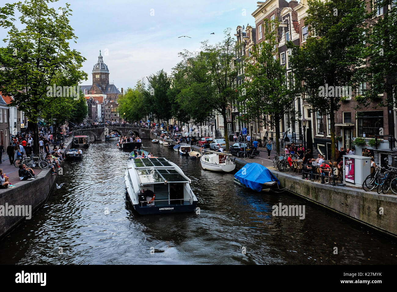 Lugares de interés general en Amsterdam, los Países Bajos, incluida la alimentación, el barrio rojo, los canales, los barcos, los ciudadanos y turistas y la marihuana en 2017. Foto de stock