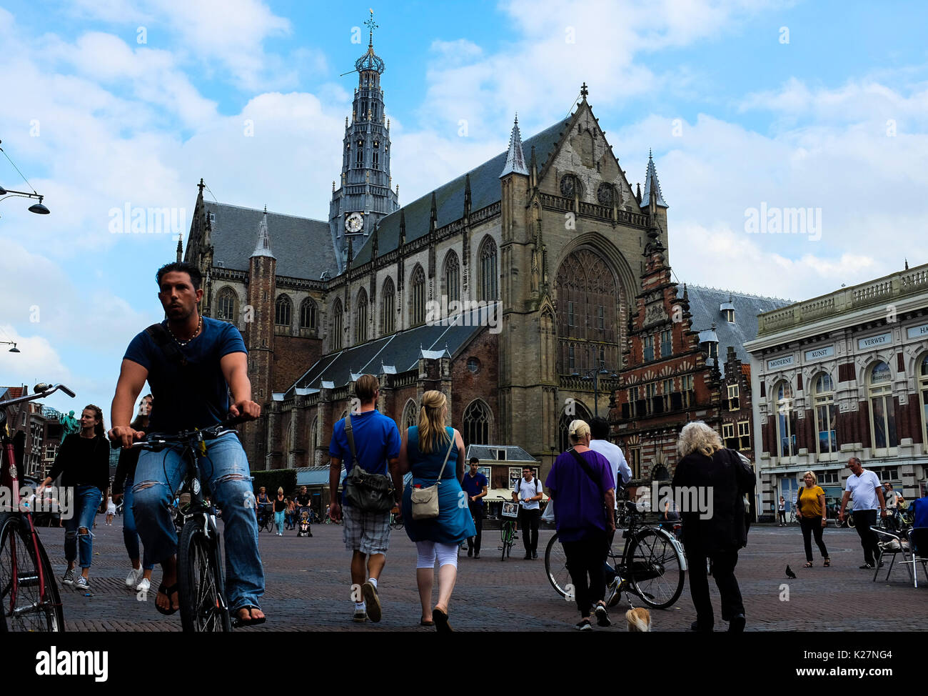 Lugares de interés general en Amsterdam, los Países Bajos, incluida la alimentación, el barrio rojo, los canales, los barcos, los ciudadanos y turistas y la marihuana en 2017. Foto de stock