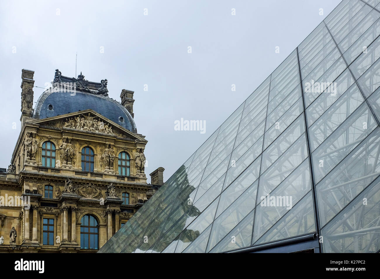 Fotografías interiores y exteriores del Louvre, incluyendo arte, multitudes y simetría en la arquitectura a partir del 17 de septiembre, 2016. Foto de stock