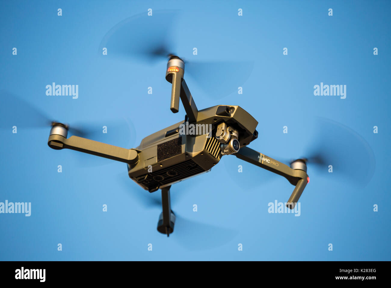 Mavic Pro quadcopter drone volando contra un cielo azul. Foto de stock