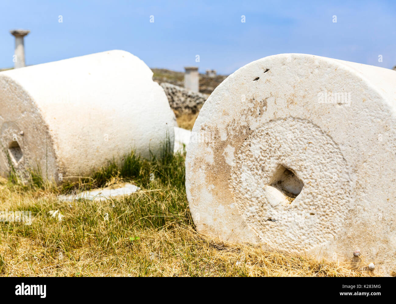 Los bloques de columnas cilíndricas acostado en medio de las ruinas de Delos, Grecia. Foto de stock