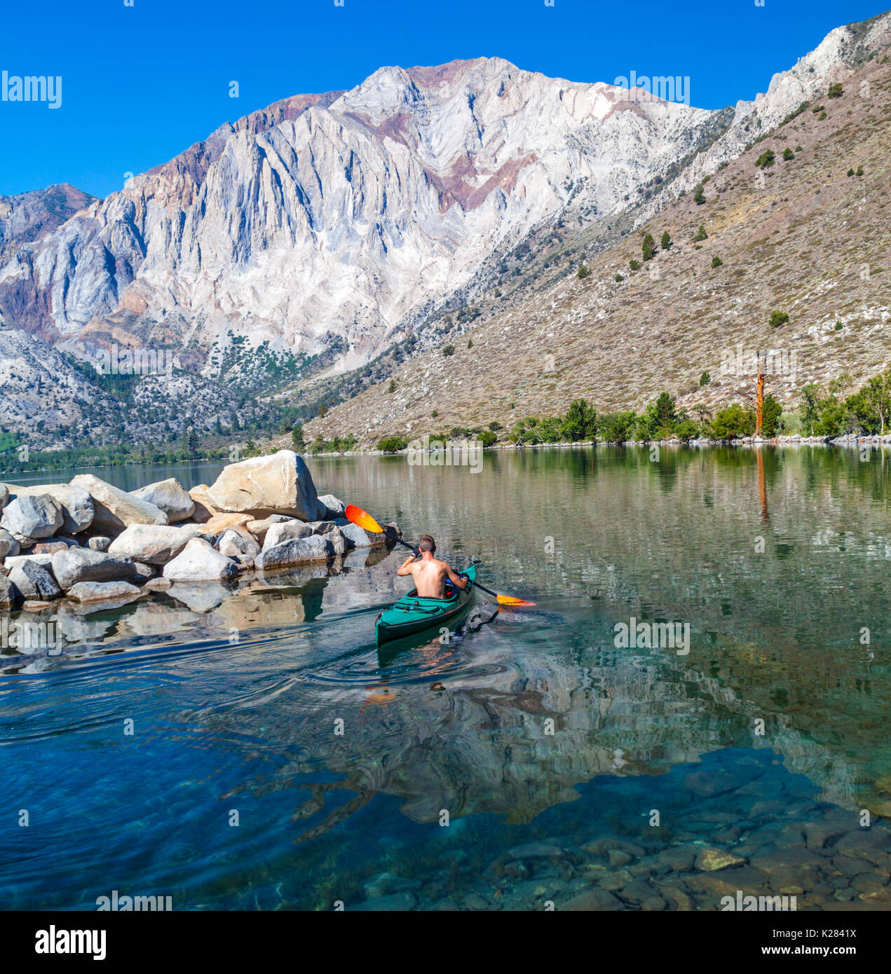 Kayakista en condenar el lago en la parte oriental de sierra en California Foto de stock