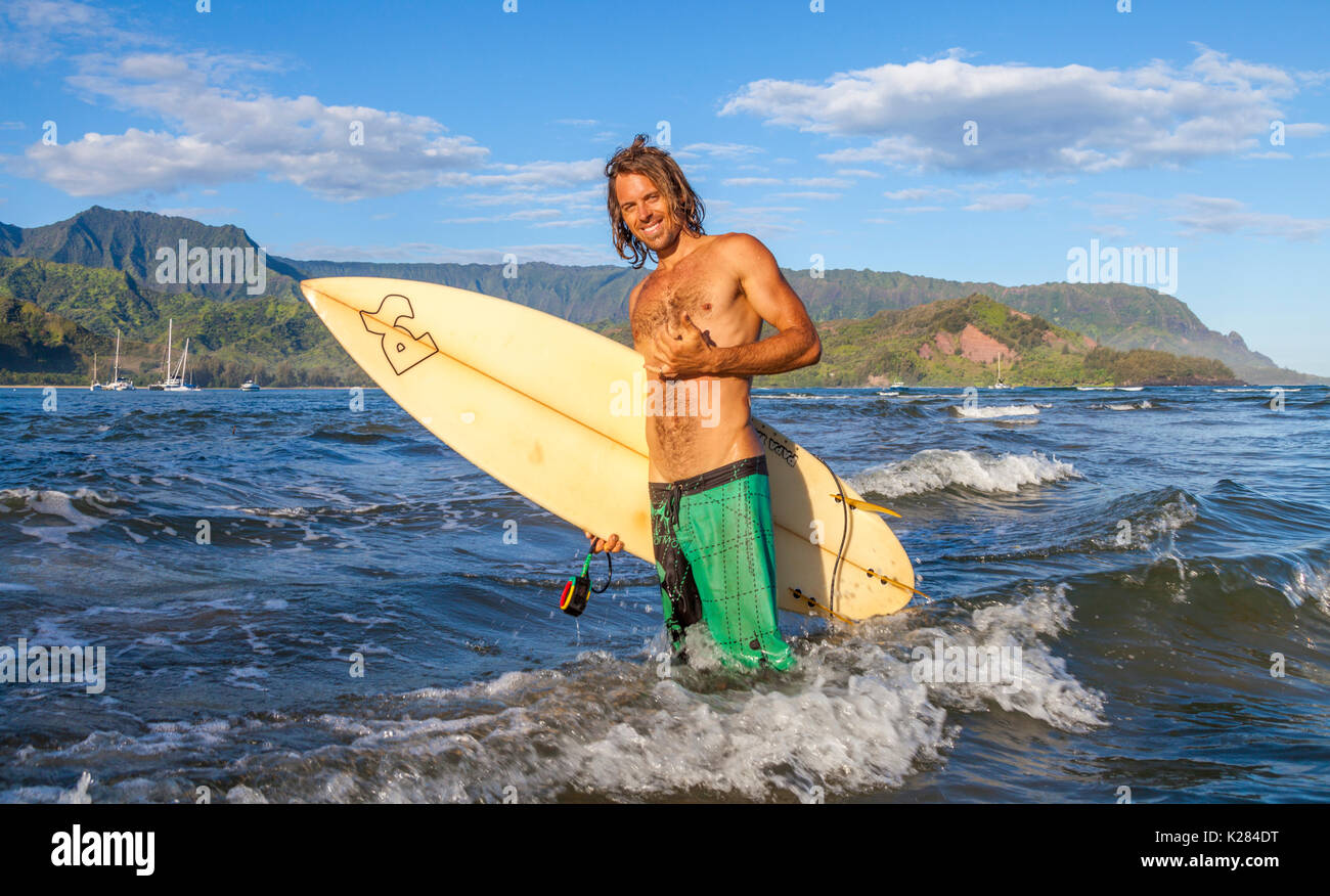 Surfista en la Bahía de Hanalei en Kauai Foto de stock