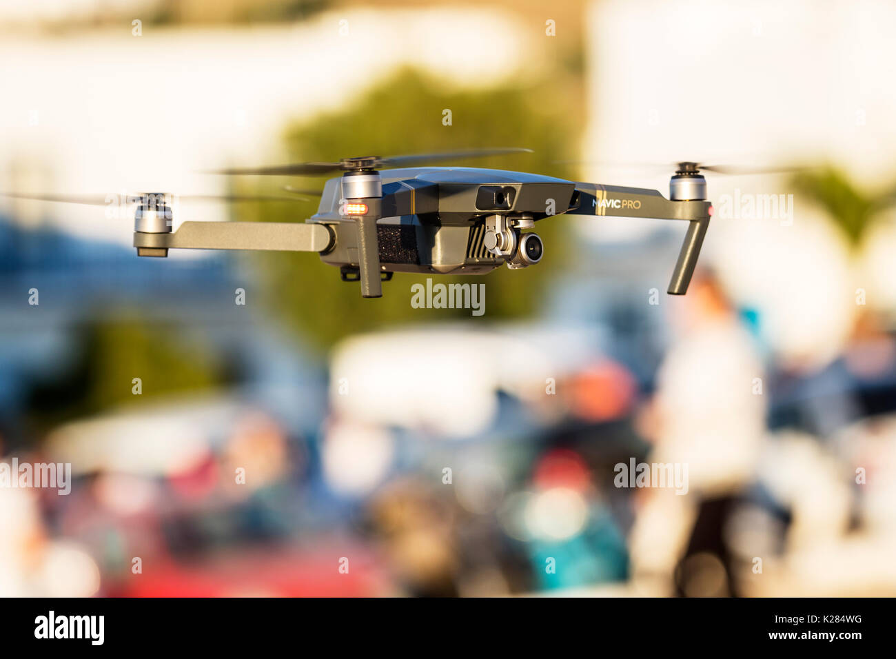 Mavic Pro quadcopter drone volando sobre la gente. Foto de stock