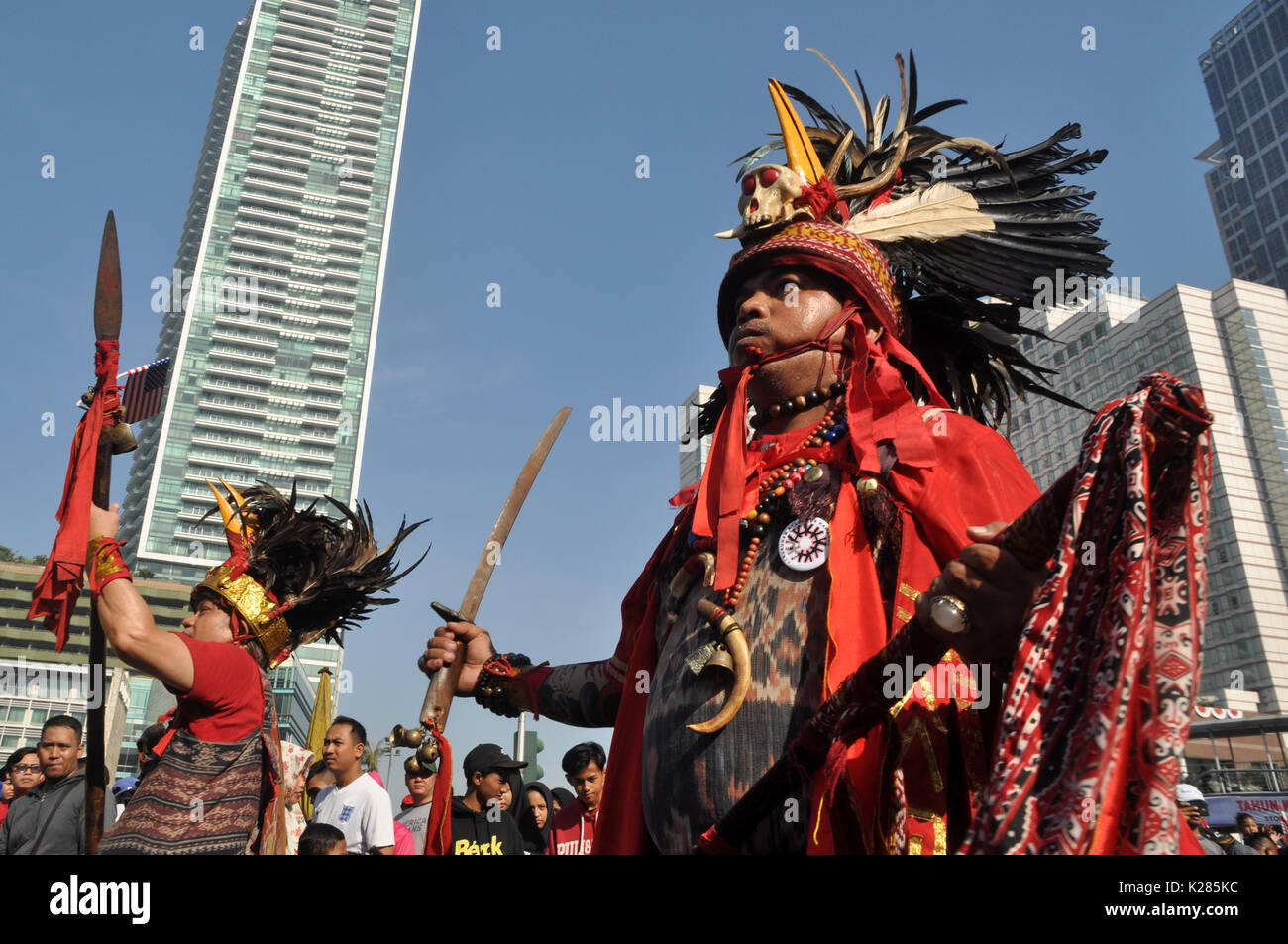 Yakarta, Indonesia, 27 de agosto de 2017: Kabasaran bailarín de Manado, Sulawesi del Norte, participó en la ASEAN Cultura desfile con ellos clotes tradicional Foto de stock