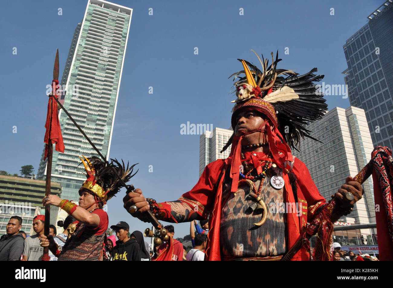 Yakarta, Indonesia, 27 de agosto de 2017: Kabasaran bailarín de Manado, Sulawesi del Norte, participó en la ASEAN Cultura desfile con ellos clotes tradicional Foto de stock