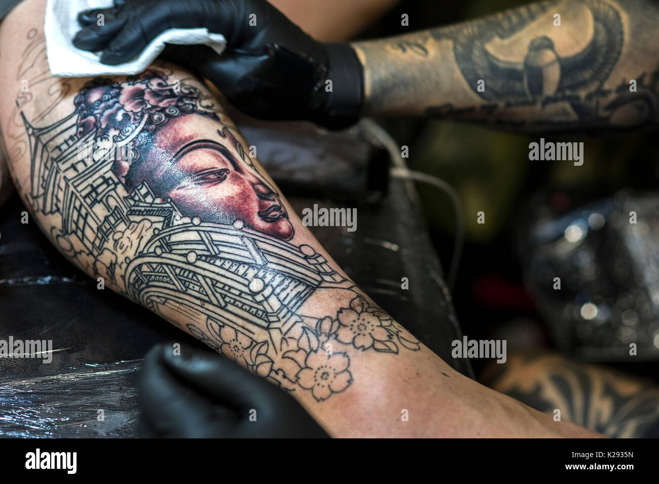 Tatuaje. Una visión más cercana del diseño está tatuado en la pierna de un cliente en el Cornwall Tattoo Convention. Foto de stock