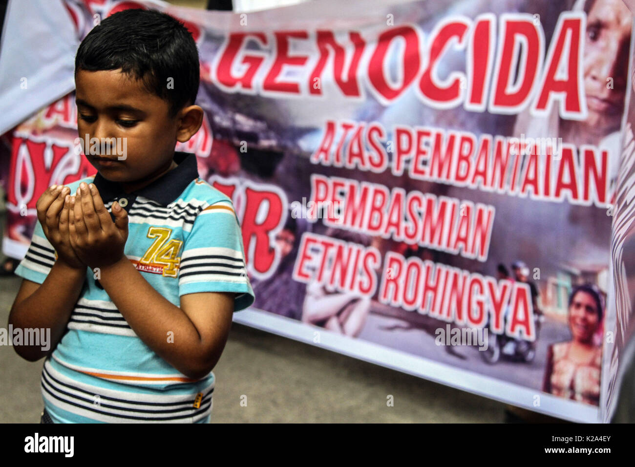 Medan, al norte de Sumatra, Indonesia. 30 Aug, 2017. Tullah Rohingya-Indonesia Hasmat, refugiados musulmanes jóvenes en una manifestación de solidaridad contra la persecución de sus ciudadanos, fuera del edificio del Consejo en Medan el Aug 30, 2017, Indonesia. Los manifestantes urgente de las Naciones Unidas (ONU) presionaron al Gobierno de Myanmar a resolver el problema de la matanza de la comunidad musulmana Rohingnya. Crédito: Ivan Damanik/Zuma alambre/Alamy Live News Foto de stock