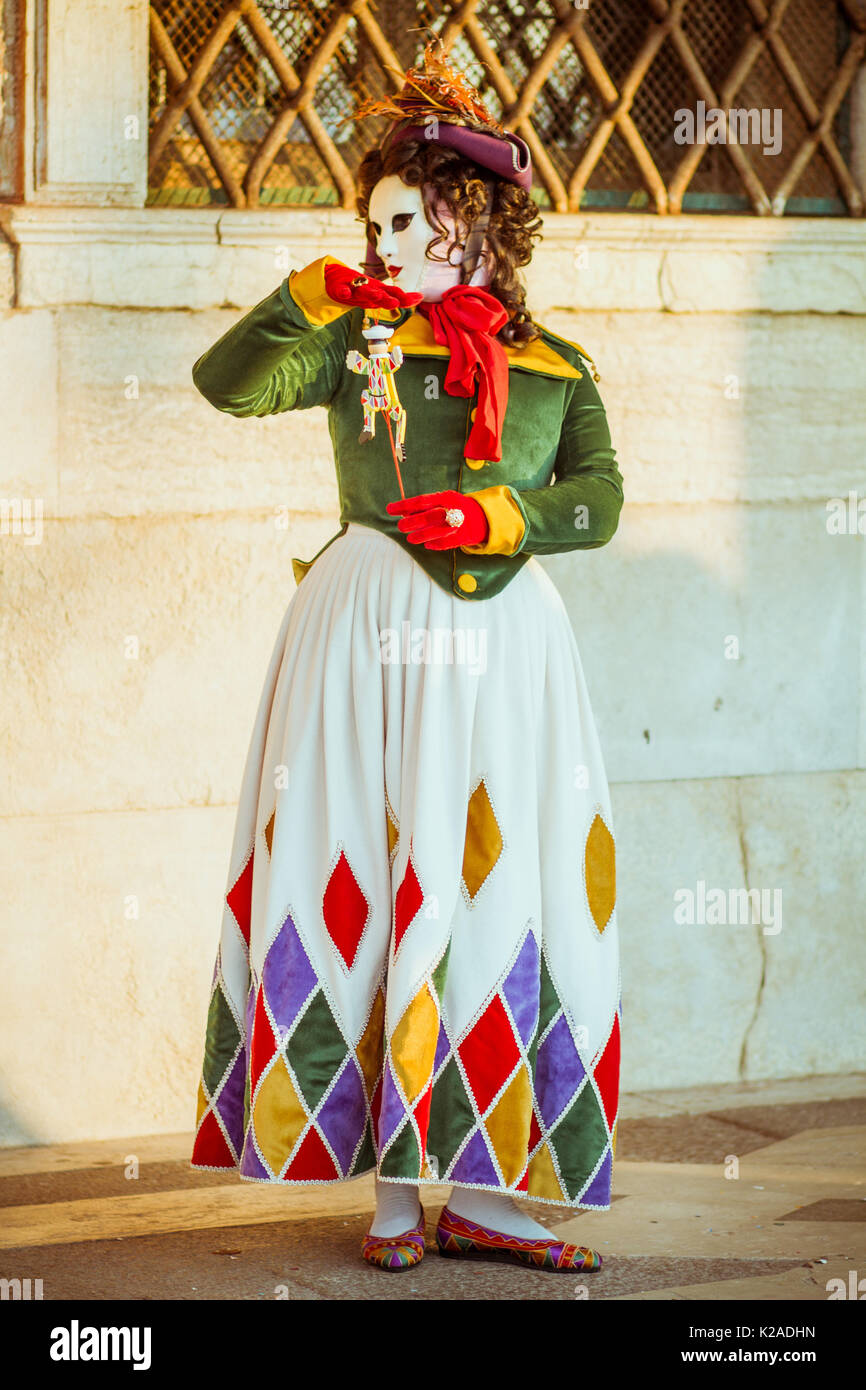 Una mujer enmascarada con un títere en el Carnaval de Venecia. Foto de stock