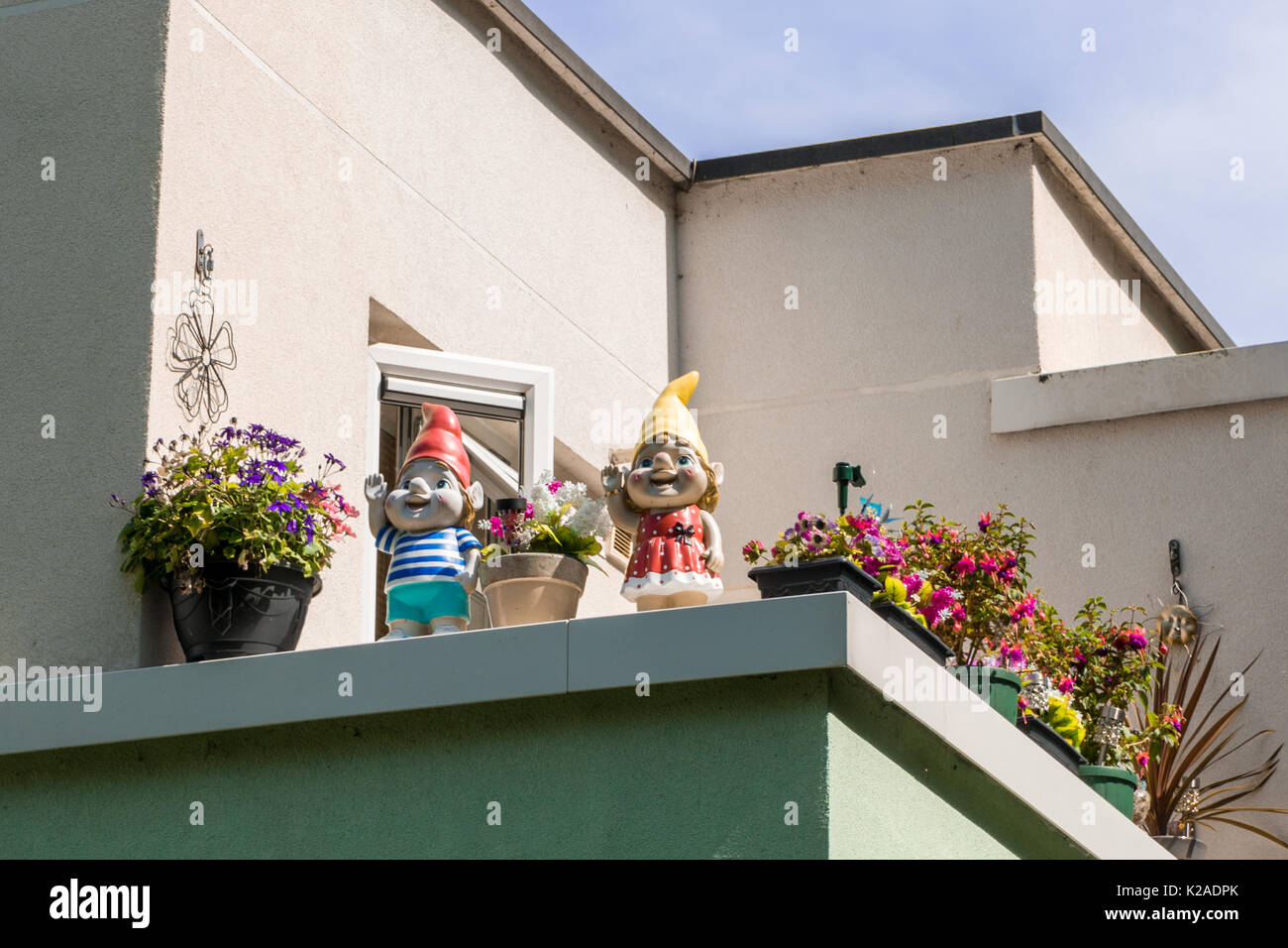 Dos coloridos enanos de jardín en un balcón Foto de stock