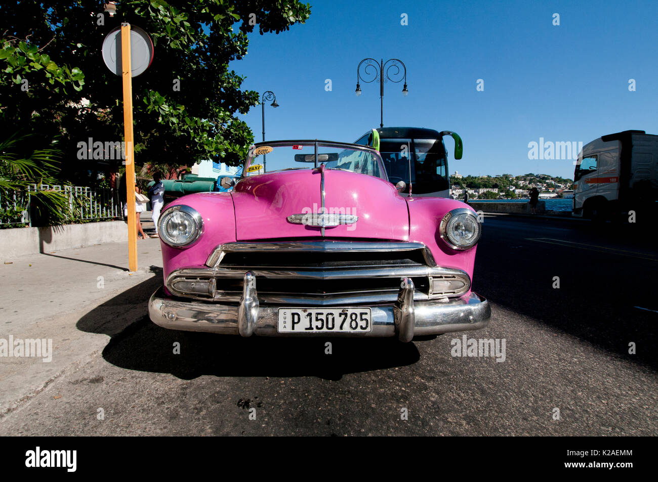 Rosa 1953 convertible Chevy taxi estacionado en la Vieja Habana Cuba Foto de stock