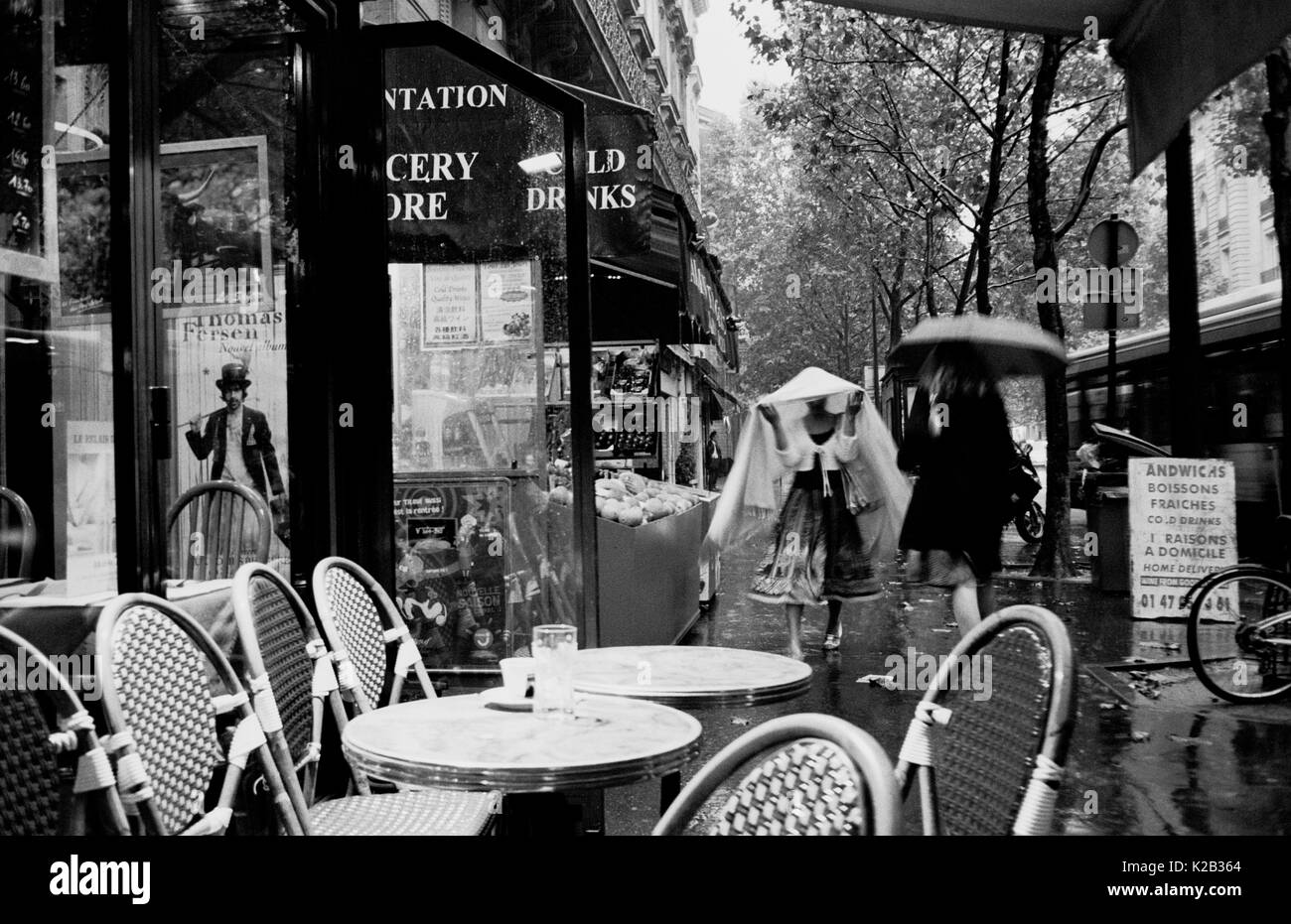 DUCHA DE LLUVIA DE PARÍS - PARIS CAFÉ TERRASSE - AVENUE DE SUFFREN - PARIS LEICA FOTOGRAFÍA CALLEJERA - PELÍCULA DE SIVER © Frédéric BEAUMONT Foto de stock