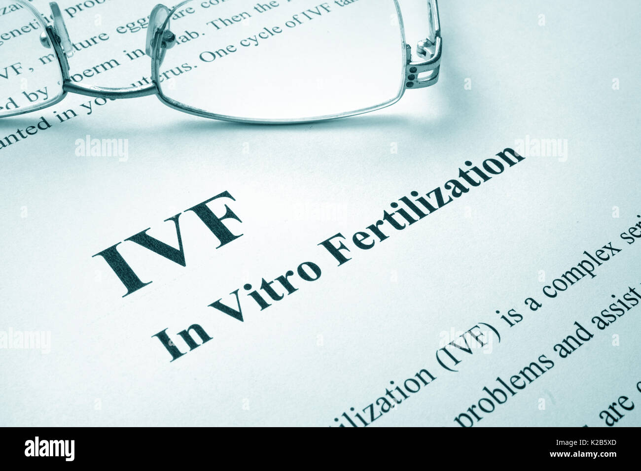 Documento con título de fertilización in vitro (FIV). Foto de stock