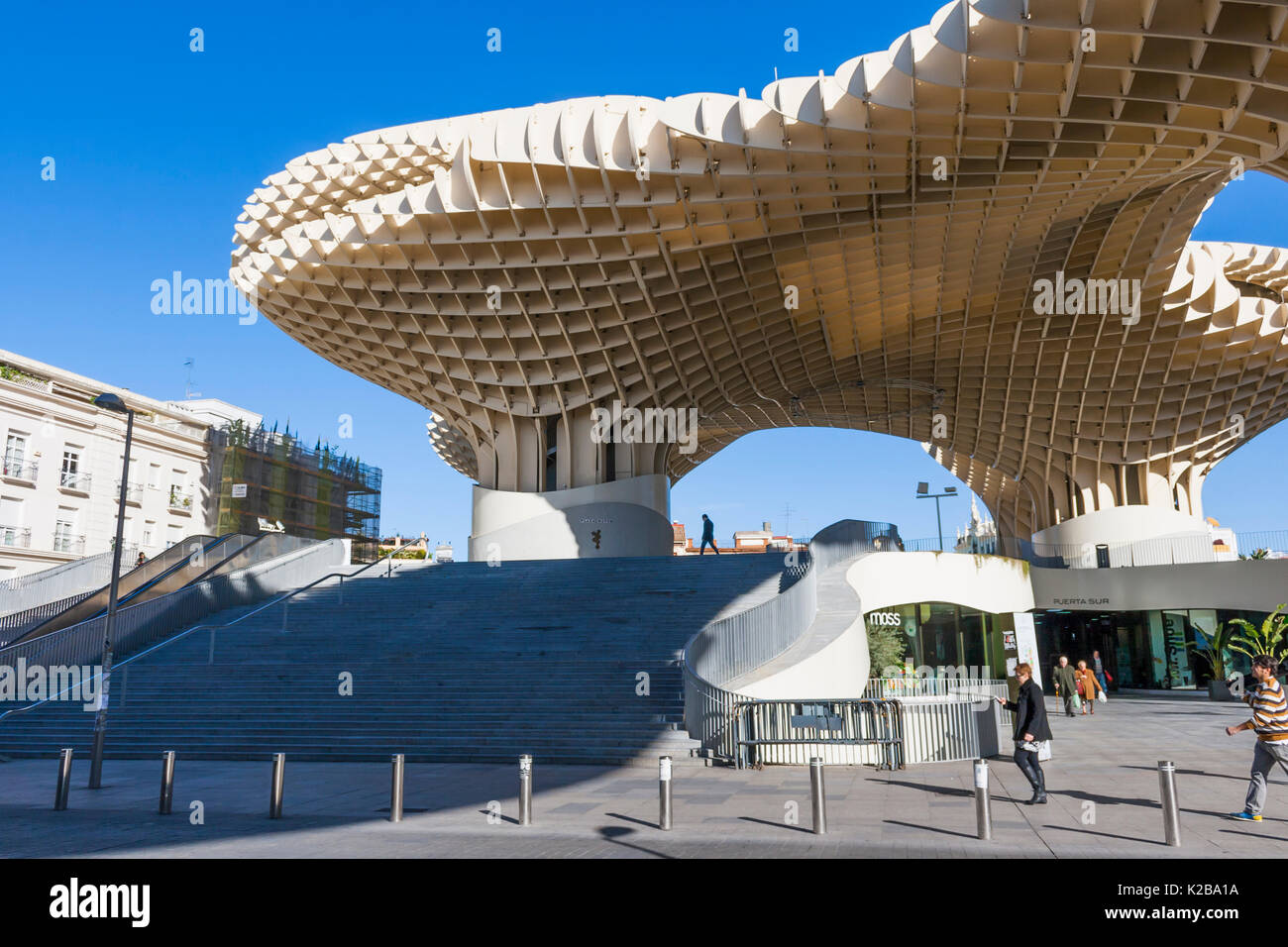 El Metropol Parasol, plaza de la Encarnación, Sevilla, España. Una estructura de madera diseñada por el arquitecto alemán Jürgen Mayer Foto de stock