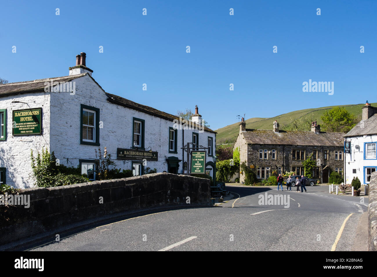 Hotel, pub y antiguo edificio por un puente en el centro del pueblo. Kettlewell, Upper Wharfedale, Yorkshire Dales National Park, North Yorkshire, Inglaterra, Reino Unido. Foto de stock