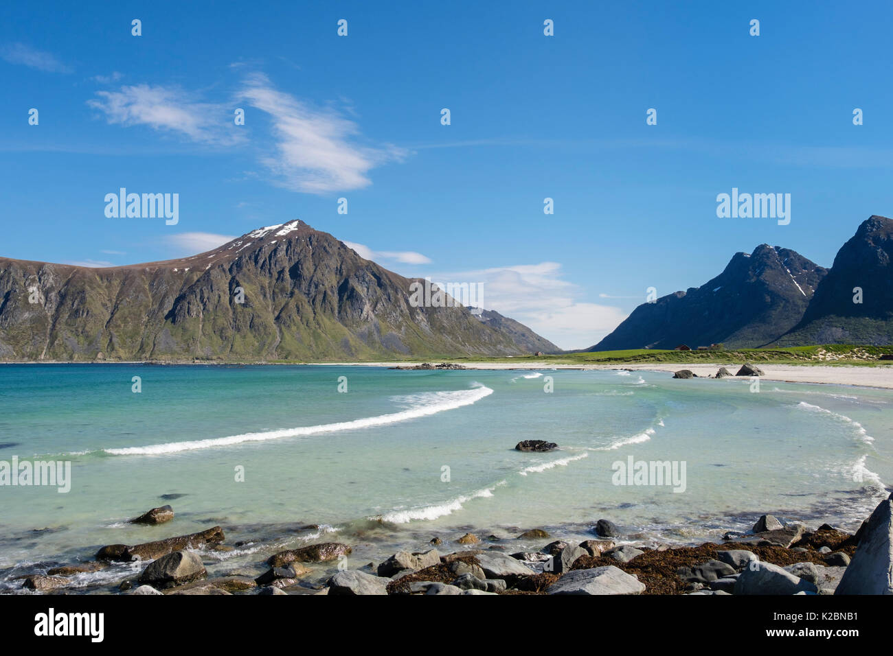 Vista a lo largo de la hermosa playa de arena tranquila Skagsanden. Flakstadøya Flakstad, Isla, Islas Lofoten, Nordland, Noruega, Escandinavia Foto de stock