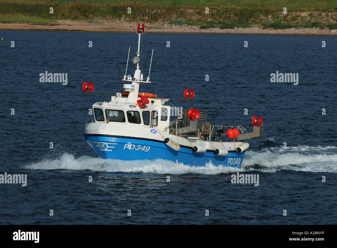 Barco de pesca de centolla en adelante navegando desde Puerto Peterhead, Escocia, Reino Unido. De agosto de 2015. Foto de stock